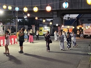 写真：音頭に合わせて夢中で踊る皆さん
