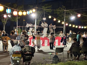 写真：踊り手も観客も、会場一体となって大盛況