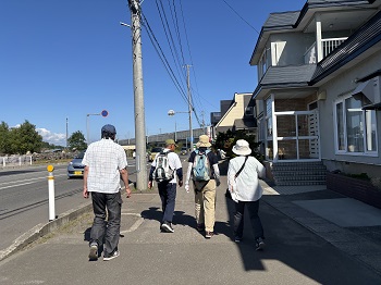 写真：さわやかな秋空の下、元気にスタートしました