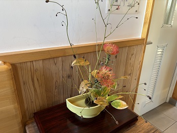 写真：駅構内の生け花が秋の訪れを感じさせます