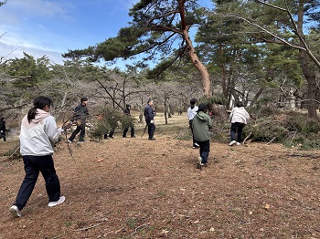 写真：みんなで協力して枝を集めます