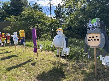 写真：ユーモアあふれるかかしが並ぶ沿道の様子