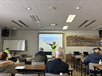 写真：柿崎副代表が油川ふ頭について解説