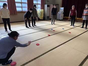 ディスクを投げている様子