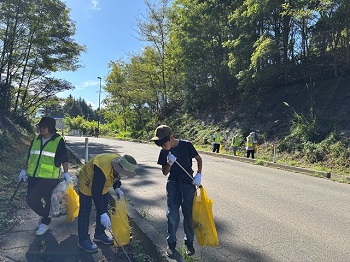 写真：ごみ拾いの様子　小さなごみも見逃しません