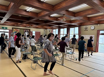 写真:まずは足踏み運動から