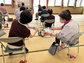 写真:絵合わせゲームで頭の運動です