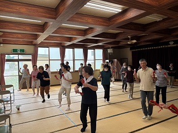 写真:鳴子を持ってダンス!
