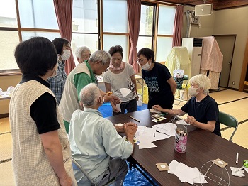 写真:講師の説明をしっかり聞きます