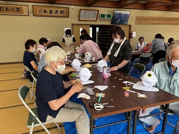 写真:和紙を金魚ねぶた型の針金に貼り付けます