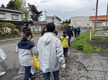 一列に並んでゴミ拾い開始!の写真