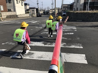 写真:登校見守りの様子
