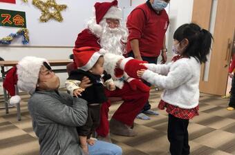 写真:サンタクロースと握手