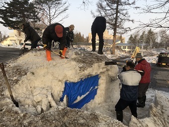 写真:雪室解体の様子