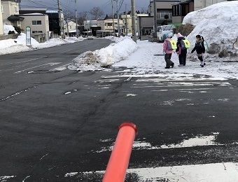 写真:積雪時の見守り