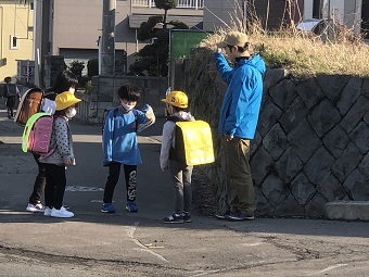 写真:登校見守りの様子1
