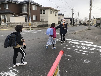 写真:登校見守りの様子2