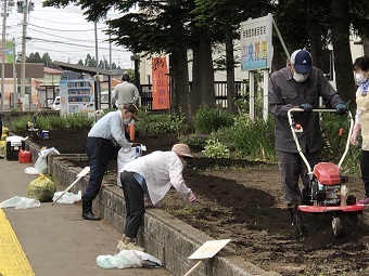 写真:花壇整備の様子