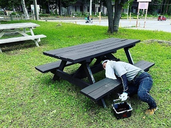 写真:ペンキ塗りの様子