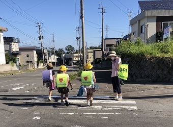 写真:登校見守りの様子