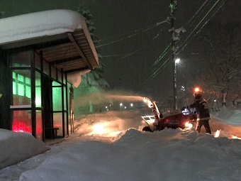写真:バス停の除雪作業