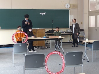 写真:ドローン操縦体験の様子