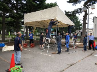 070608ねぶた小屋建て1