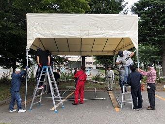 写真:ねぶた小屋設置の様子