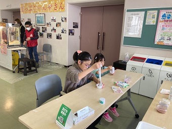 1スライム作り体験の様子