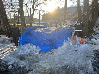 写真:雪室解体作業の様子