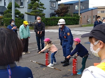 写真:消火器の使用訓練