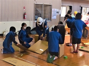 写真:段ボールベッド設置