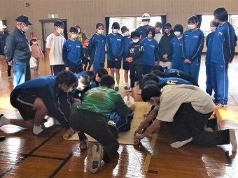 写真:毛布担架の訓練
