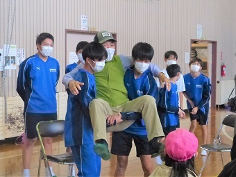 写真:座っているかたを運ぶ訓練