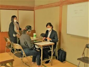 写真:健康チェックの様子
