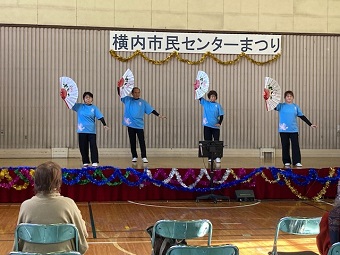1芸能発表の様子1 太極扇と24式太極拳