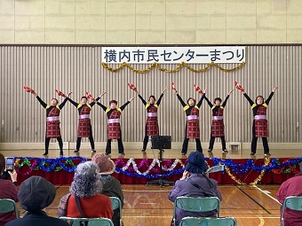 2芸能発表の様子2 花笠を使ったレクダンス