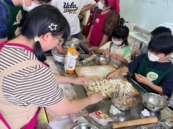 写真:子ども 餃子を包む様子