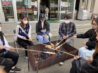 4留学生の棒パン体験の様子