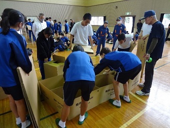 写真:段ボールベッド組み立ての様子