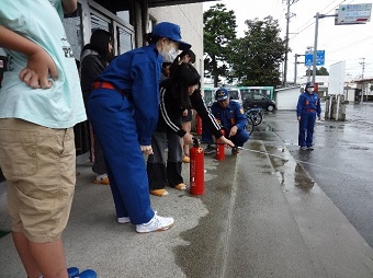 写真:水消火器による消火訓練の様子