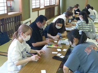 写真:名刺づくりの様子