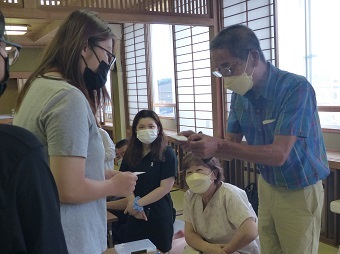 写真:名刺交換の様子