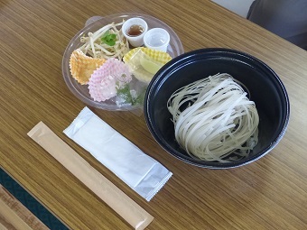 写真:フォー材料のセット