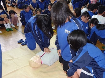 写真:心肺蘇生訓練の様子