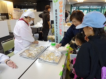 写真:試食を提供