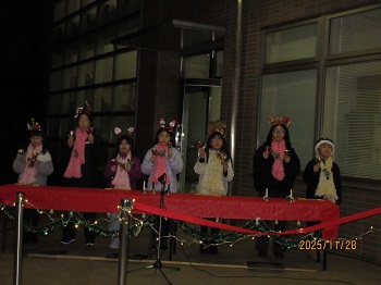 子どもたちによる演奏の写真