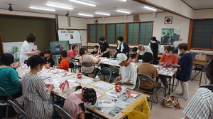 写真：金魚ねぶた作成会の様子1