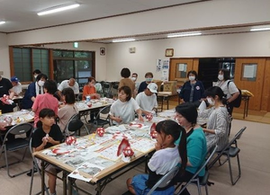 写真：金魚ねぶた作成会の様子2