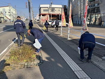 写真：ゴミ拾いの様子